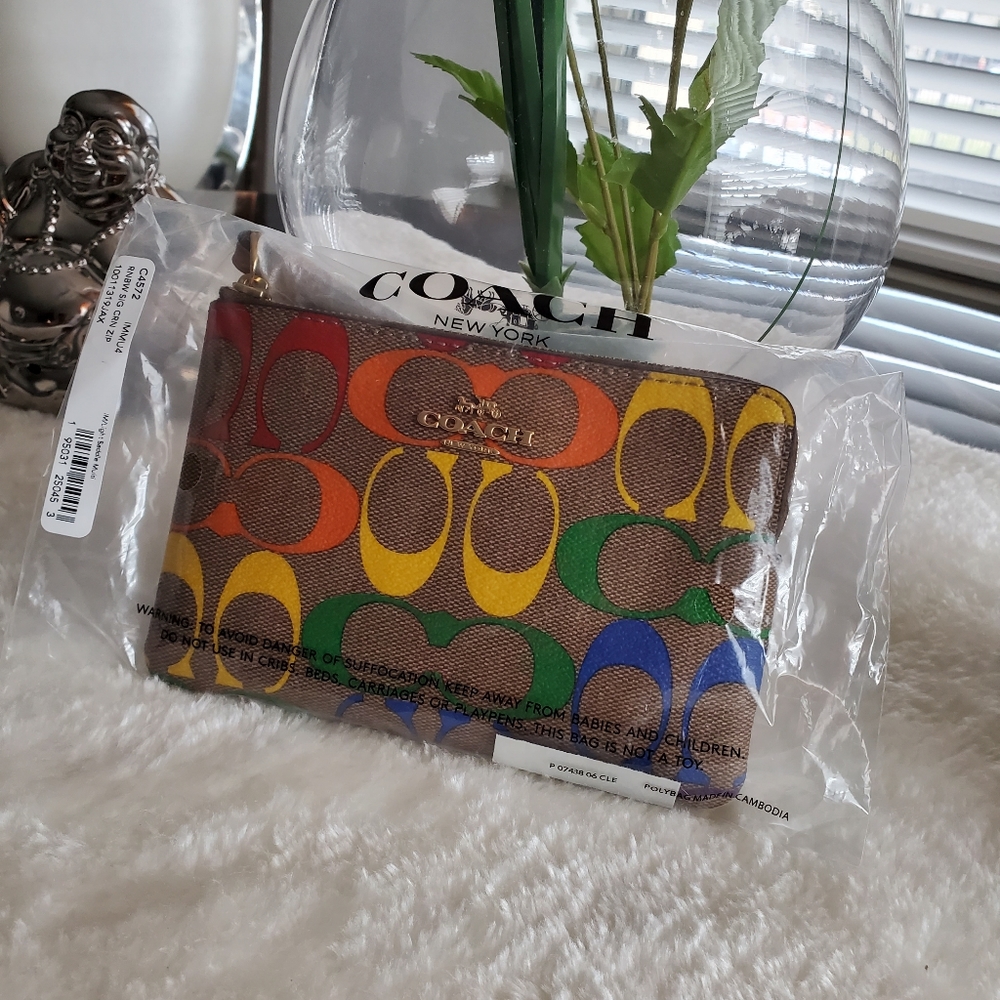 🔥🔥🔥  Price Drop New Coach rainbow 🌈 wristlet - Picture 2 of 11